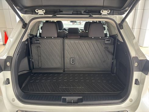 Used 2024 Toyota Highlander LE image 26