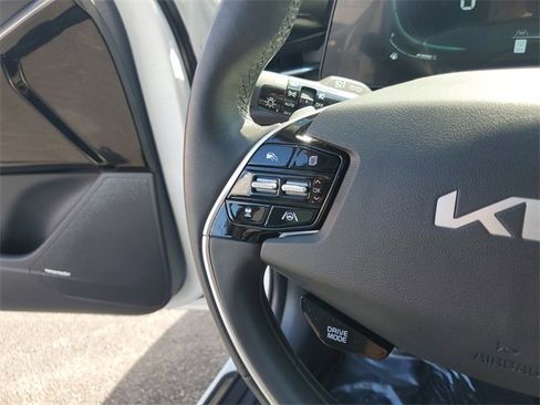 Used 2024 Kia Niro SX Touring image 17