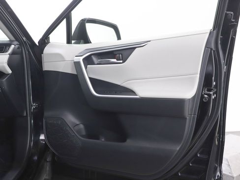 Used 2022 Toyota RAV4 XLE Premium image 9