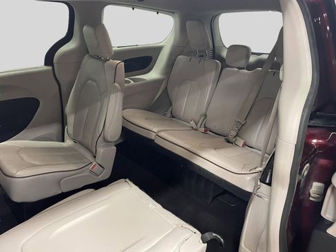 Used 2018 Chrysler Pacifica Limited FWD image 10