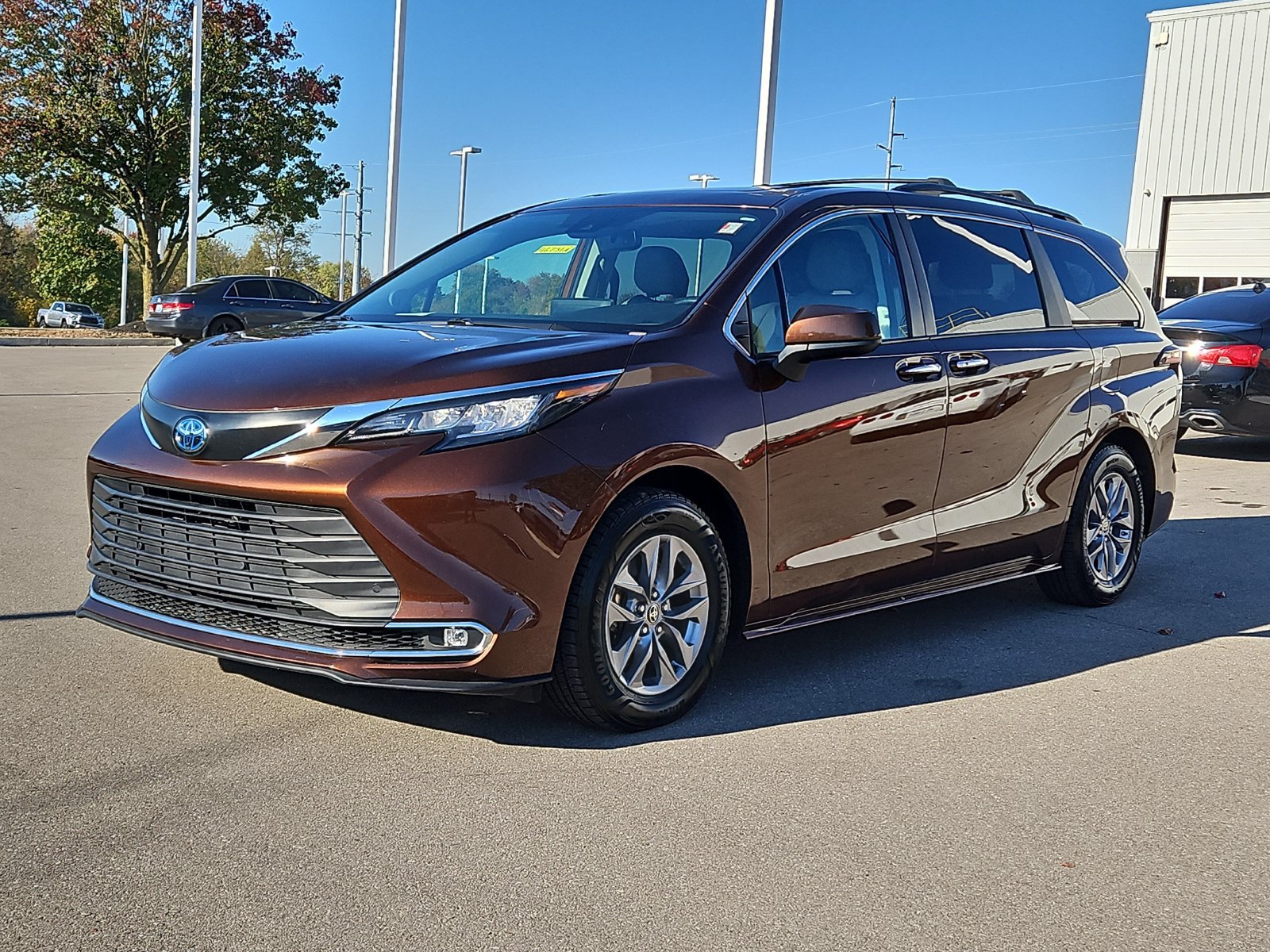 Certified 2022 Toyota Sienna XLE w/ XLE Plus Package FWD image 2