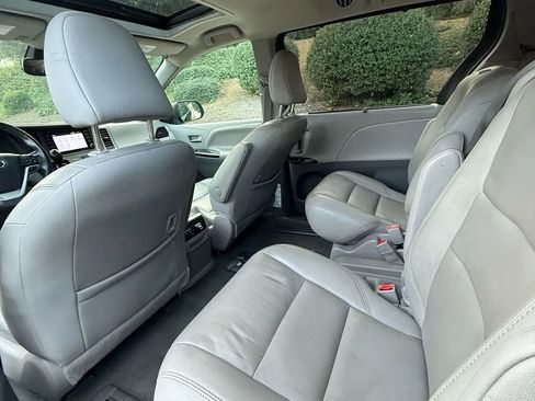 Used 2020 Toyota Sienna XLE image 18