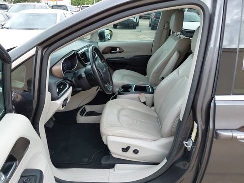 Used 2019 Chrysler Pacifica Touring-L Plus FWD image 23