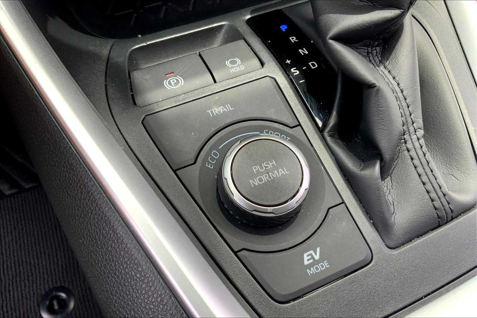Used 2025 Toyota RAV4 LE AWD/4WD image 32