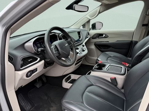 Used 2024 Chrysler Pacifica Touring-L FWD image 4