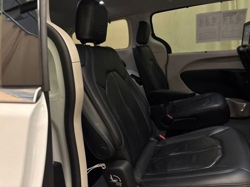 Used 2021 Chrysler Pacifica Touring-L w/ Uconnect Theater Family Group AWD/4WD image 22