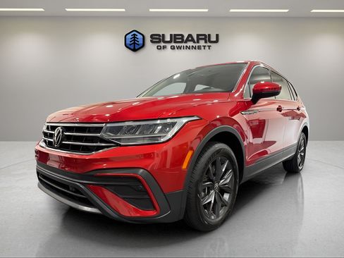 Used 2023 Volkswagen Tiguan SE w/ Panoramic Sunroof Package FWD image 1
