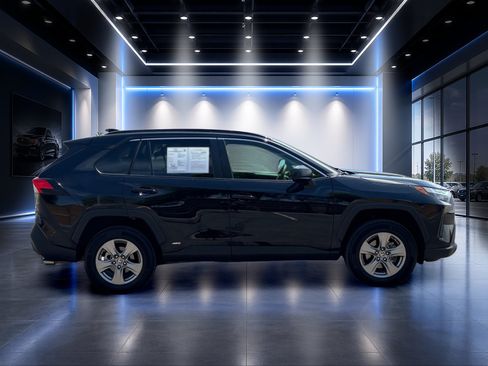 Used 2023 Toyota RAV4 LE AWD/4WD image 3