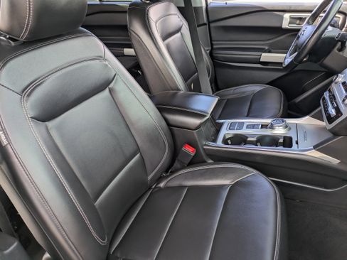 Used 2022 Ford Explorer XLT w/ Equipment Group 202A image 11