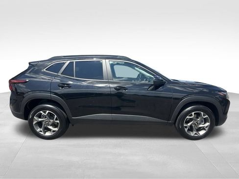 Used 2025 Chevrolet Trax LT FWD image 2