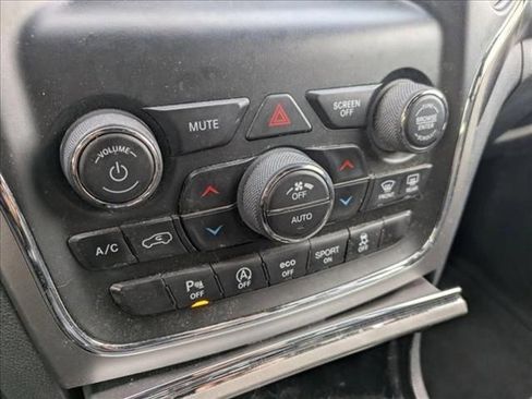 Used 2018 Jeep Grand Cherokee Laredo AWD/4WD image 10