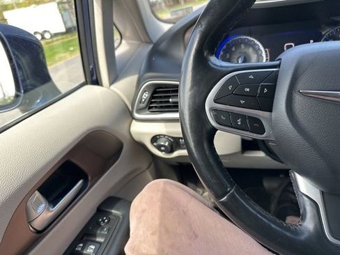 Used 2019 Chrysler Pacifica Touring-L w/ Advanced Safetytec Group image 47