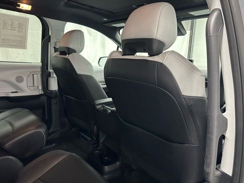 Used 2025 Toyota Sienna XSE image 58