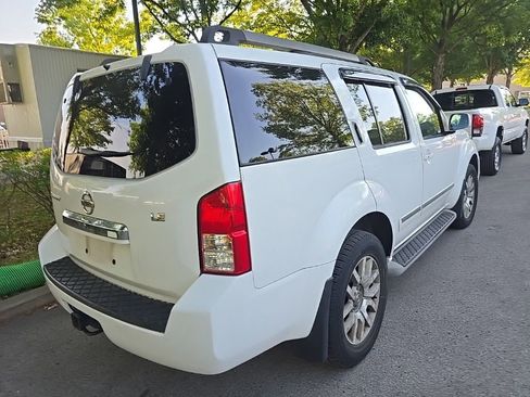 Used 2010 Nissan Pathfinder LE w/ Navigation Pkg AWD/4WD image 7