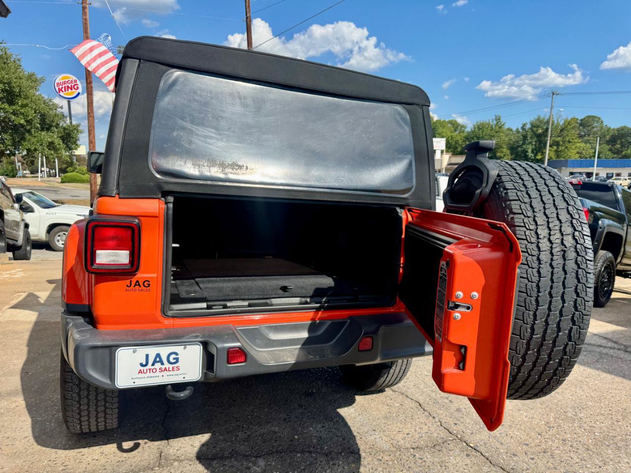 Used 2018 Jeep Wrangler Unlimited Sahara AWD/4WD image 13