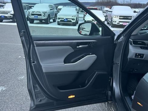 Used 2023 Toyota Highlander Limited image 17