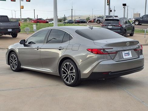 Used 2025 Toyota Camry XLE FWD image 5