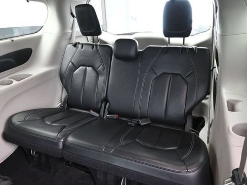 Used 2022 Chrysler Pacifica Touring-L FWD image 25