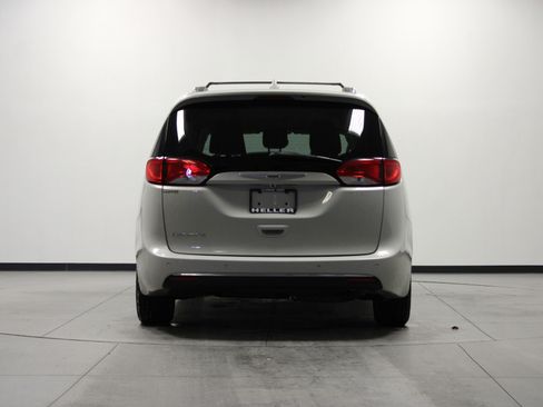 Used 2017 Chrysler Pacifica Touring-L Plus w/ Tire & Wheel Group image 5