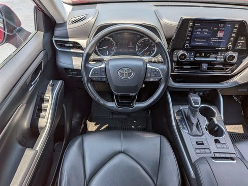 Used 2020 Toyota Highlander XLE AWD/4WD image 19