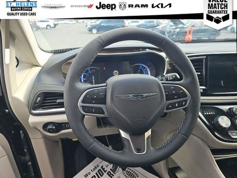Used 2023 Chrysler Pacifica Limited w/ Uconnect Theater Family Group FWD image 11