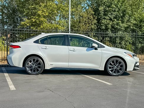 Used 2025 Toyota Corolla SE w/ SE Premium Package AWD/4WD image 2