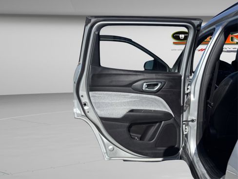 Used 2025 Jeep Compass Latitude image 24