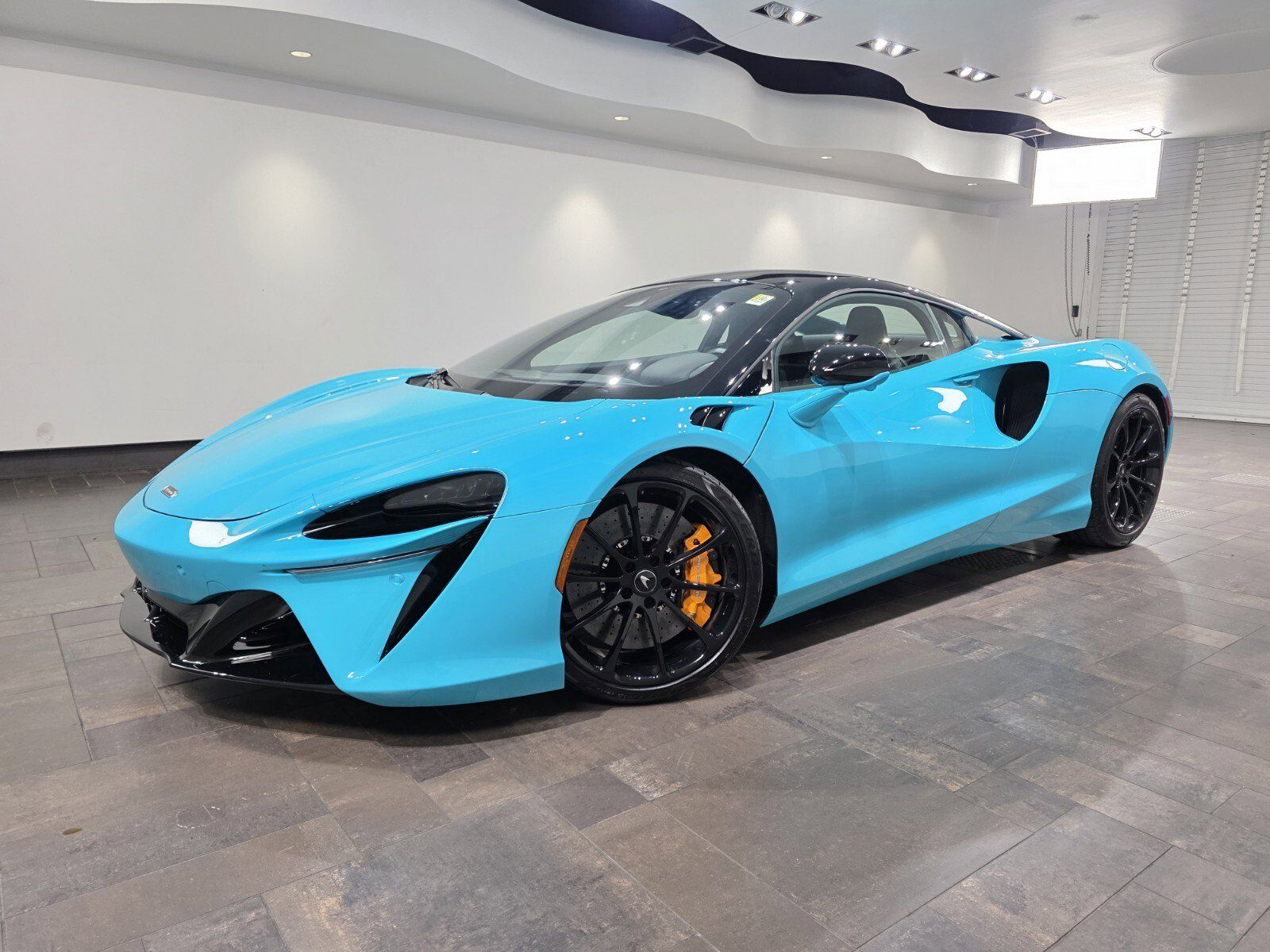 Used 2025 McLaren Artura RWD image 1