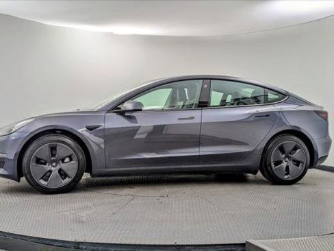Used 2023 Tesla Model 3 Standard Range image 3