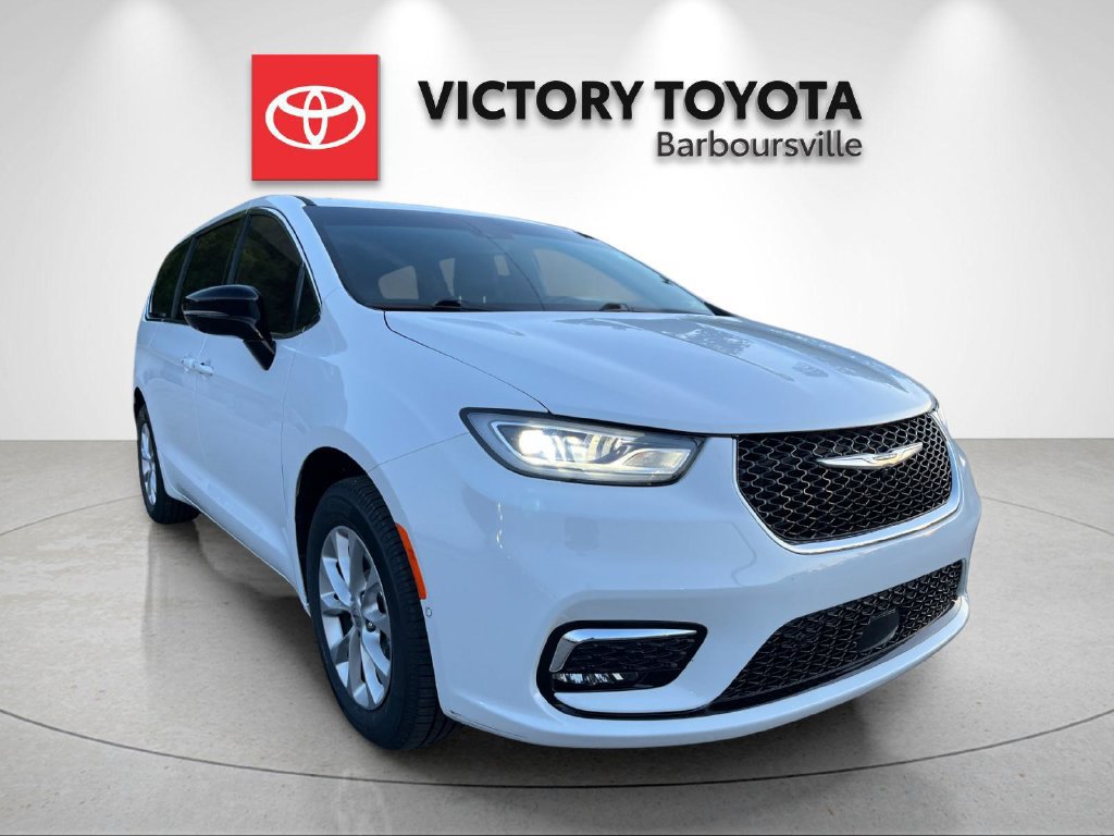 Used 2025 Chrysler Pacifica Select AWD/4WD image 5