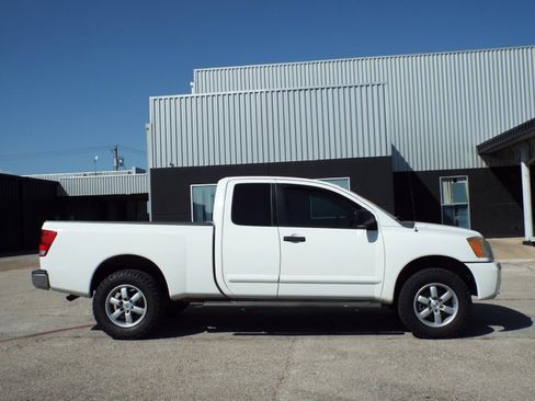 Used 2014 Nissan Titan SV w/ SV Value Truck Package AWD/4WD image 4