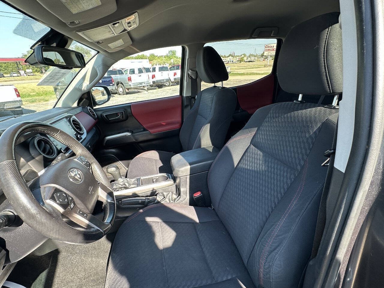 Used 2021 Toyota Tacoma SR5 AWD/4WD image 10