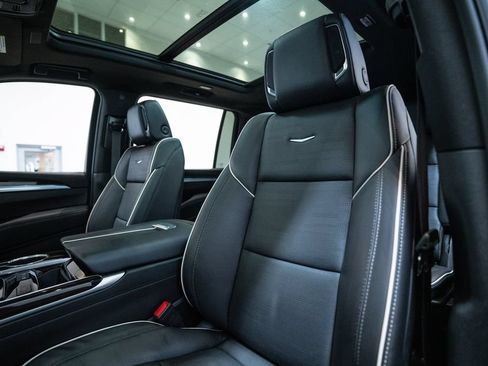 Used 2026 Cadillac Escalade ESV Luxury w/ LPO, Floor Liner Package AWD/4WD image 6