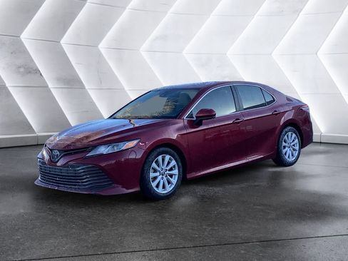 Used 2020 Toyota Camry LE image 3