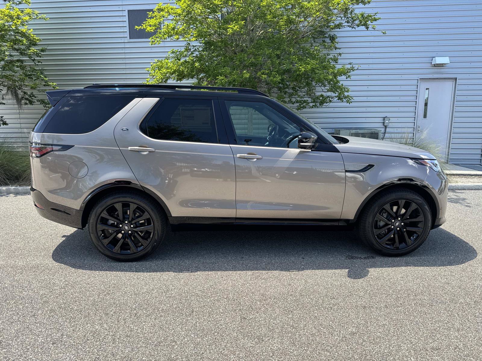 Used 2026 Land Rover Discovery Dynamic SE AWD/4WD image 5