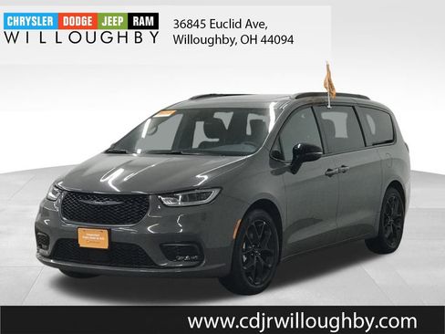 Used 2025 Chrysler Pacifica Limited image 1