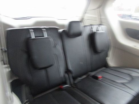 Used 2024 Chrysler Pacifica Touring-L image 23