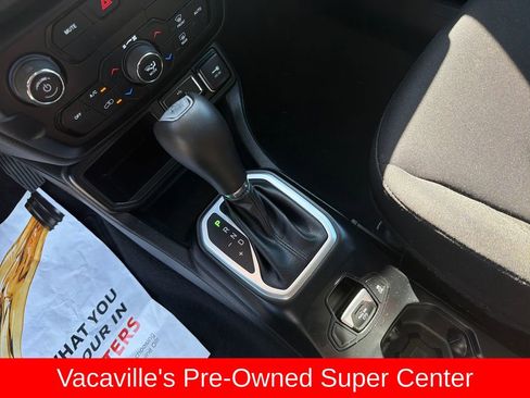 Used 2019 Jeep Renegade Latitude FWD image 24