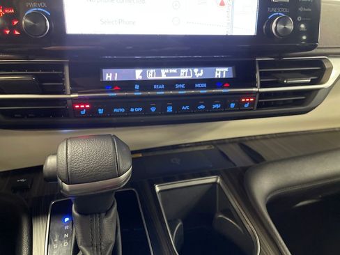 Certified 2023 Toyota Sienna Platinum image 18