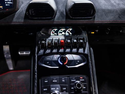 Used 2018 Lamborghini Huracan Performante image 40