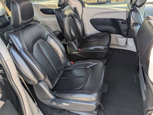 Used 2023 Chrysler Pacifica Touring-L image 5