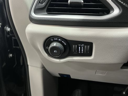 Used 2024 Chrysler Pacifica Select image 24