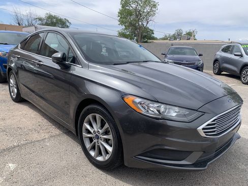 Used 2017 Ford Fusion SE w/ Fusion SE Technology Package FWD image 2