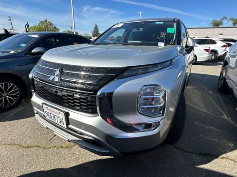 Used 2023 Mitsubishi Outlander SE image 2