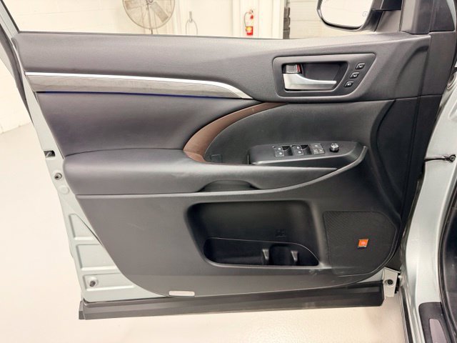 Used 2019 Toyota Highlander Limited AWD/4WD image 18