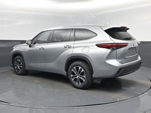 Used 2023 Toyota Highlander XLE FWD image 4