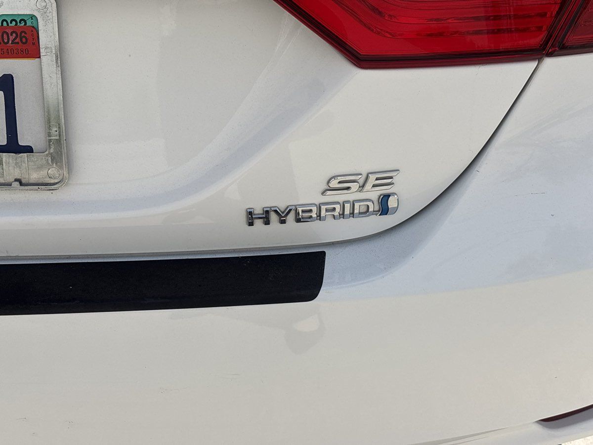 Used 2020 Toyota Camry SE w/ Carpet Mat Package FWD image 10
