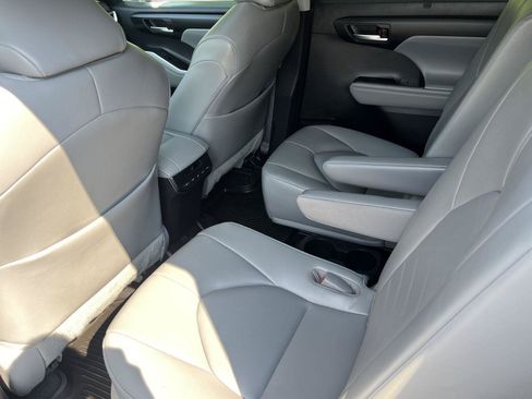 Used 2023 Toyota Highlander XLE AWD/4WD image 14