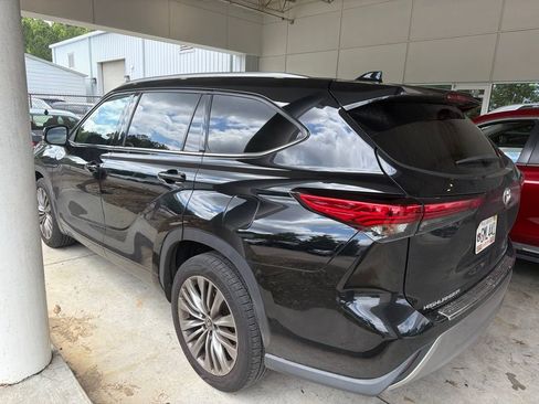 Used 2021 Toyota Highlander Platinum FWD image 2