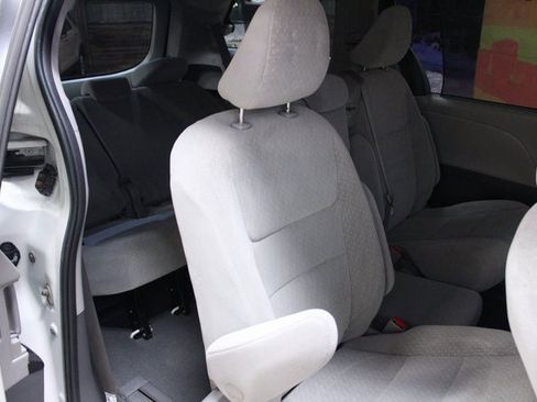 Used 2020 Toyota Sienna LE image 9